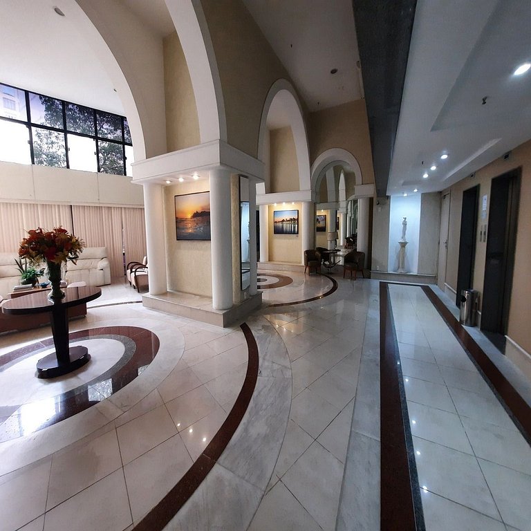 Flat em Copacabana com piscina compartilhada