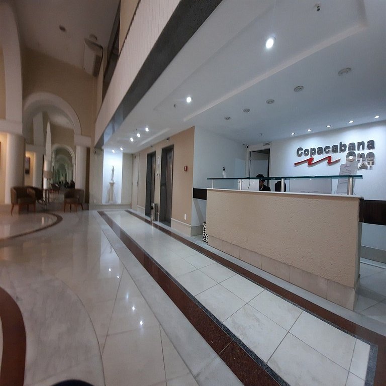 Flat em Copacabana com piscina compartilhada