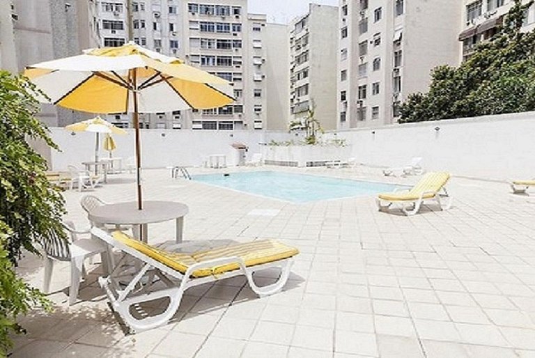 Flat em Copacabana com piscina compartilhada