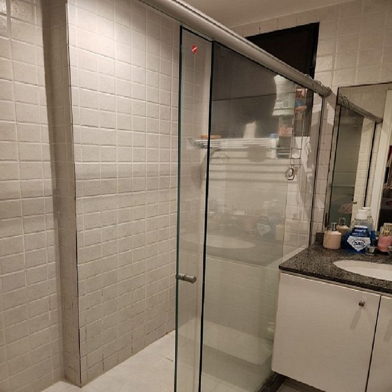 Flat com piscina, sauna e vaga de estacionamento